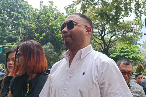 Rayen Pono hadiri agenda pemeriksaan atas laporannya terhadap Ahmad Dhani di Polda Metro Jaya, Kamis (15/... </div>
<div class=