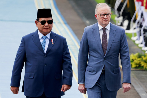 Presiden Prabowo Subianto (kiri) bersama Perdana Menteri Australia Anthony Albanese memeriksa pasukan saat kunjungan kehormatan di kompleks Istana Kepresidenan, Jakarta, Kamis (15/5/2025). Foto: Ajeng Dinar Ulfiana/REUTERS