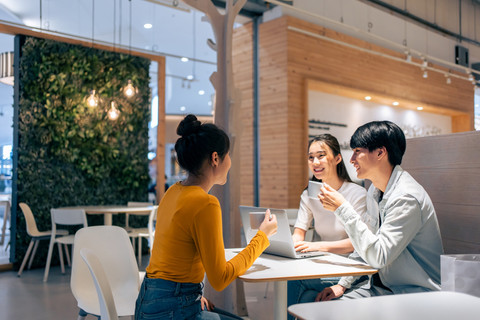 Ilustrasi Gen Z nongkrong. Foto: Shutterstock