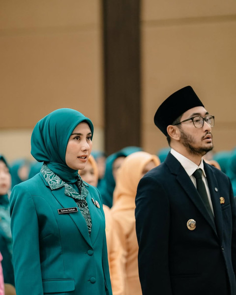 Penampilan Syahnaz Sadiqah saat dilantik jadi Ketua TP-PKK Bandung Barat. Foto: Instagram @syahnazs
