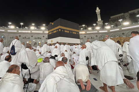 Jemaah calon haji dari berbagai negara bersiap menunaikan Salat Isya di Masjidil Haram, Makkah, Arab Saudi, Rabu (15/5/2025) . Foto: Moh Fajri/kumparan