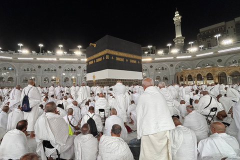 Jemaah calon haji dari berbagai negara bersiap menunaikan Salat Isya di Masjidil Haram, Makkah, Arab Saudi, Rabu (15/5/2025) . Foto: Moh Fajri/kumparan