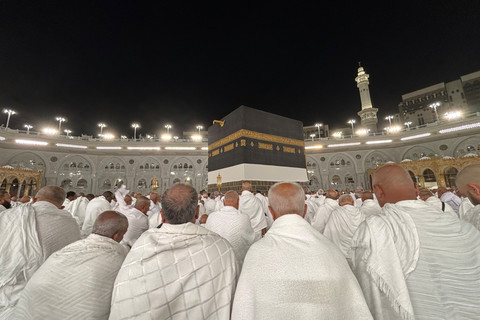 Jemaah calon haji dari berbagai negara bersiap menunaikan Salat Isya di Masjidil Haram, Makkah, Arab Saudi, Rabu (15/5/2025) . Foto: Moh Fajri/kumparan