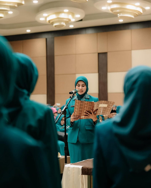 Gaya Syahnaz Sadiqah saat Dilantik Jadi Ketua TP-PKK, Pakai Busana Serba Hijau. Foto: Instagram @syahnazs