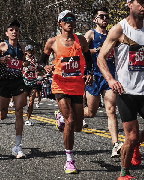 Atlet lari Indonesia Reza Aulia di Boston Marathon 2025 bersama PUMA. Foto: PUMA Indonesia