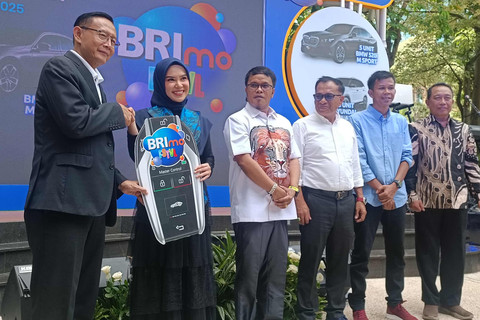 Penyerahan hadiah utama program loyalitas BRImo FSTVL 2024 di Kantor Sentra BRI, Jakarta, Kamis (15/5/2025). Foto: Muhammad Fhandra Hardiyon/kumparan