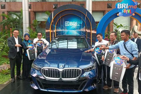 Penyerahan hadiah utama program loyalitas BRImo FSTVL 2024 di Kantor Sentra BRI, Jakarta, Kamis (15/5/2025). Foto: Muhammad Fhandra Hardiyon/kumparan