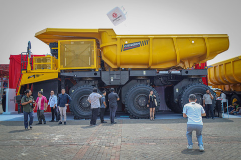Pengunjung melihat alat berat pada Pameran Indonesia Coal and Energy Expo (ICEE) di Jakarta International Expo (JIExpo), Kemayoran, Jakarta, Kamis, (15/5/2025). Foto: Iqbal Firdaus/kumparan