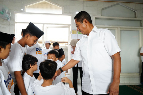 Direktur Utama Perum BULOG Novi Helmy Prasetya pada bakti sosial di Panti Sosial Asuhan Anak Al Andalusia Jl. Bangka II Gg. V No.27, RT.17/RW.2, Pela Mampang, Kecamatan Mampang Prapatan, Kota Jakarta Selatan. Foto: Dok. BULOG