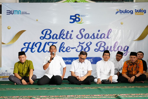 Direktur Utama Perum BULOG Novi Helmy Prasetya (kedua dari kiri) pada bakti sosial di Panti Sosial Asuhan Anak Al Andalusia Jl. Bangka II Gg. V No.27, RT.17/RW.2, Pela Mampang, Kecamatan Mampang Prapatan, Kota Jakarta Selatan. Foto: Dok. BULOG