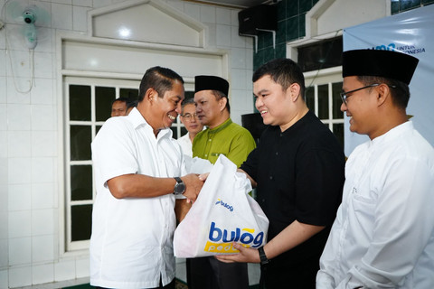 Direktur Utama Perum BULOG Novi Helmy Prasetya (kiri) saat memberikan paket pada bakti sosial di Panti Sosial Asuhan Anak Al Andalusia Jl. Bangka II Gg. V No.27, RT.17/RW.2, Pela Mampang, Kecamatan Mampang Prapatan, Kota Jakarta Selatan. Foto: Dok. BULOG