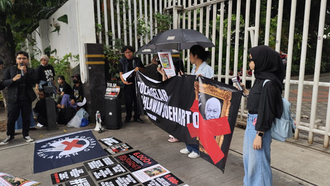 Demo dan penyerahan petisi penolakan pemberian gelar pahlawan untuk Presiden ke-2 RI, Soeharto. Foto: Rachmadi Rasyad/kumparan