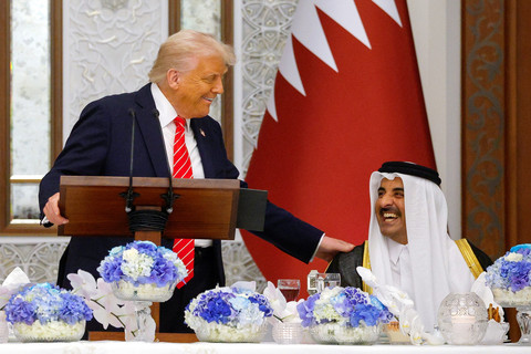 Presiden AS Donald Trump dan Emir Qatar Tamim bin Hamad Al Thani bertemu di Doha, Qatar, Rabu (14/5/2025). Foto: Brian Snyder/REUTERS