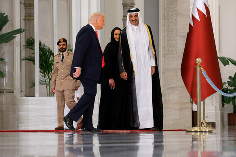 Presiden AS Donald Trump dan Emir Qatar Tamim bin Hamad Al Thani bertemu di Doha, Qatar, Rabu (14/5/2025). Foto: Brian Snyder/REUTERS