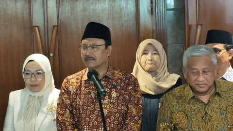 Mensos Saifullah Yusuf memberikan keterangan pers usai mengkuti  rapat koordinasi pengadaan guru dan tenaga kependidikan sekolah rakyat di Kantor Kementerian Sosial, Jakarta, Kamis (15/5/2025). Foto: Rachmadi Rasyad/kumparan