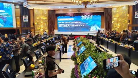 Rapat koordinasi pengadaan guru dan tenaga kependidikan sekolah rakyat di Kantor Kementerian Sosial, Jakarta, Kamis (15/5/2025). Foto: Rachmadi Rasyad/kumparan