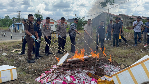 Polres Sambas memusnahkan ribuan kosmetik ilegal. Foto: Dok. Satreskrim Polres Sambas