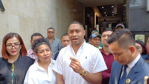 Rayen Pono jalani pemeriksaan atas laporannya terhadap Ahmad Dhani, Polda Metro Jaya, Kamis (15/5). Foto: Giovanni/kumparan
