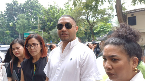 Rayen Pono jalani pemeriksaan atas laporannya terhadap Ahmad Dhani, Polda Metro Jaya, Kamis (15/5). Foto: Giovanni/kumparan