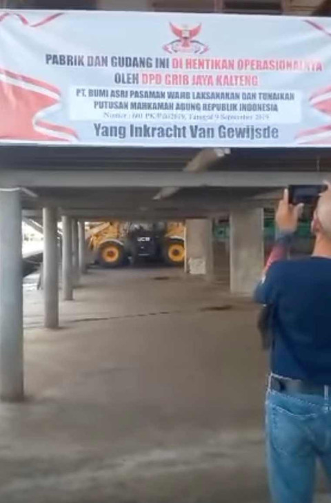 Penyegelan pabrik dan gudang oleh ormas GRIB Kalteng. Dok: Ist.