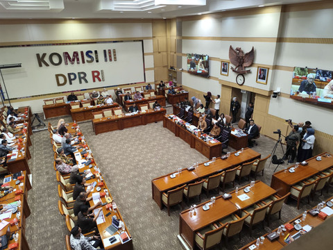 Suasana RDPU Komisi III bersama Menteri UMKM Maman Abdurrahman, Kapolda Kalsel serta Kuasa Hukum dan Keluarga Firli Norachim terkait proses hukum yang sedang dijalani oleh UMKM Toko Mama di Kompleks Parlemen Senayan, Jakarta, Kamis (15/5/2025). Foto: Luthfi Humam/kumparan
