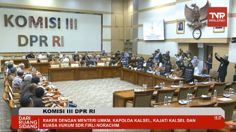 Suasana RDPU Komisi III bersama Menteri UMKM Maman Abdurrahman, Kapolda Kalsel serta Kuasa Hukum dan Keluarga Firli Norachim terkait proses hukum yang sedang dijalani oleh UMKM Toko Mama di Kompleks Parlemen Senayan, Jakarta, Kamis (15/5/2025). Foto: YouTube/ TVR Parlemen