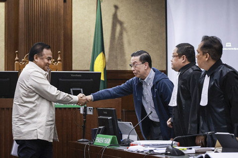 Tom Lembong dengan Menteri Perdagangan periode 2014-2015 Rachmat Gobel dalam sidang di Pengadilan Tipikor Jakarta, Kamis (15/5/2025). Foto: Dhemas Reviyanto/ANTARA FOTO