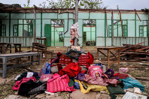 Tas-tas siswa disimpan di depan gedung sekolah yang rusak akibat serangan udara Junta Militer Myanmar di desa Ohe Htein Twin, kotapraja Tabayin, Wilayah Sagaing, Myanmar, Senin (12/5/2025). Foto: AFP