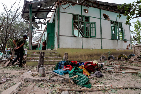 Warga melihat gedung sekolah yang rusak akibat serangan udara Junta Militer Myanmar di desa Ohe Htein Twin, kotapraja Tabayin, Wilayah Sagaing, Myanmar, Senin (12/5/2025). Foto: AFP
