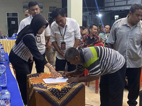 Pemda Sidoarjo bersama dengan pengusaha industri kecil dan menengah (IKM) tahu Desa Tropodo, Kecamatan Krian, menandatangani kesepakatan tidak menggunakan bahan bakar sampah. Foto: Dok. DLH Sidoarjo