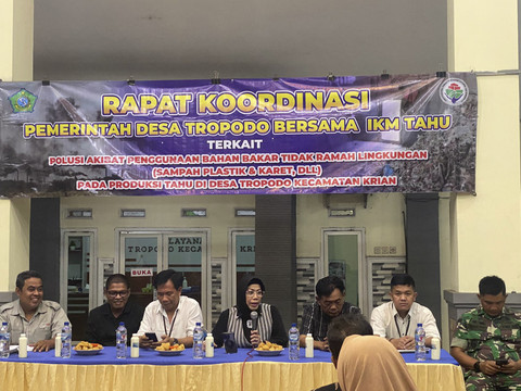 Pemda Sidoarjo bersama dengan pengusaha industri kecil dan menengah (IKM) tahu Desa Tropodo, Kecamatan Krian, menandatangani kesepakatan tidak menggunakan bahan bakar sampah. Foto: Dok. DLH Sidoarjo
