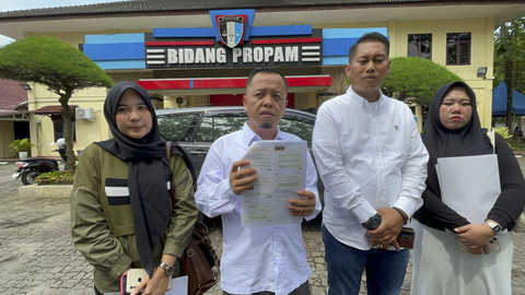 Alamsyah memberikan keterangan soal dugaan pelecehan seksual yang diduga dilakukan oleh oknum kepolisian. Foto: Tri Vosa/kumparan