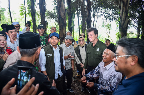 Menteri Kehutanan Raja Juli Antoni (keenam dari kiri) bersama Pertamina New & Renewable Energy (Pertamina NRE) saat mengunjungi perkebunan aren masyarakat di Kabupaten Garut, Jawa Barat pada Sabtu (10/5). Foto: Dok. Pertamina