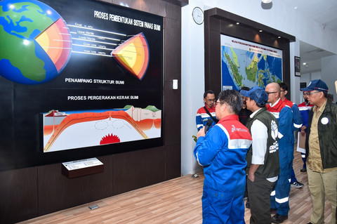 Menteri Kehutanan Raja Juli Antoni (kedua dari kiri) saat berkunjung ke PGE Area Kamojang, Jawa Barat pada Sabtu (10/5). Foto: Dok. Pertamina