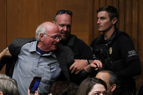 Pendiri es krim Ben & Jerry, Ben Cohen, diusir dari Kongres AS usai memprotes dukungan AS untuk serangan Israel di Gaza. Foto: Leah Millis/REUTERS