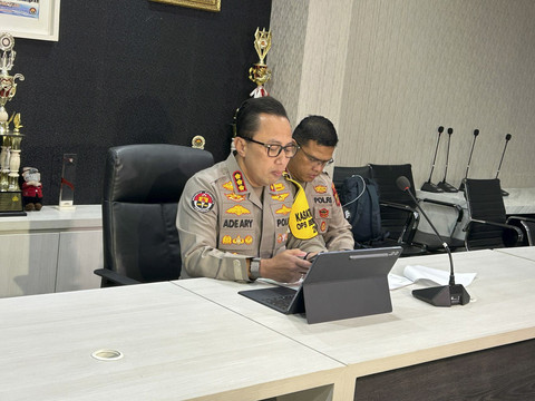 Kabid Humas Polda Metro Jaya Kombes Pol Ade Ary Syam Indradi saat konferensi pers kasus tuduhan ijazah palsu Jokowi di Mapolda Metro Jaya, Kamis (15/5/2025). Foto: Thomas Bosco/kumparan