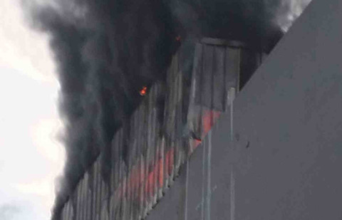 Kebakaran melanda ruko berlantai 4 di Jalan Panjang, Kedoya Selatan, Kebon Jeruk, Jakarta Barat, Kamis (15/5) sekitar pukul 17.06 WIB. Foto: Dok. Istimewa