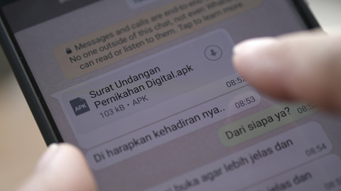 Ilustrasi penipuan berkedok undangan nikah di WhatsApp. Foto: wisely/Shutterstock