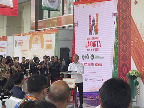 Menteri Koordinator Bidang Pangan Indonesia, Zulkifli Hasan, saat peresmian acara World of Coffee Jakarta 2025. Foto: Salsha Okta Fairuz/kumparan