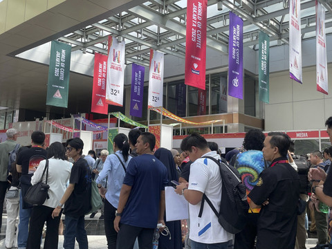 Antrean pembelian dan penukaran tiket untuk pengunjung World of Coffee Jakarta 2025. Foto: Salsha Okta Fairuz/kumparan