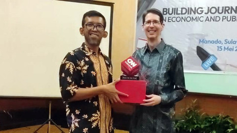 Konsul Jenderal Australia di Makassar, Todd Dias (kanan), saat berada di Kota Manado, Sulawesi Utara.
