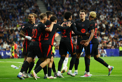 Selebrasi gol saat Barcelona vs RCD Espanyol dalam laga pekan ke-36 Liga Spanyol 2024/25 di RCDE Stadium, Jumat (16/5) dini hari WIB. Foto: REUTERS/Albert Gea