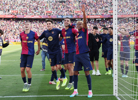 Selebrasi pemain Barcelona; Fermin Lopez, Pau Victor, Ferran Torres, dan Lamine Yamal; usai kalahkan Real Madrid pada pertandingan Liga Spanyol di Estadi Olimpic Lluis Companys, Barcelona, Spanyol, Minggu (11/5/2025). Foto: REUTERS/Nacho Doce