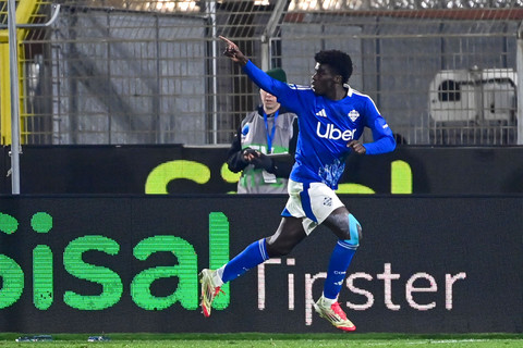 Pemain Como 1907, Assane Diao, di Stadion Giuseppe-Sinigaglia saat lawan Juventus di Liga Italia pada Februari 2025. Foto: Piero CRUCIATTI / AFP