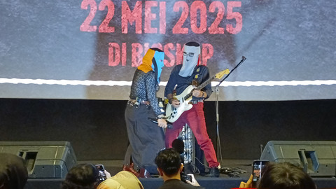 Penampilan Band Sukatani pada acara Gala Premiere Film Angkara Murka di Kawasan Kuningan, Jakarta Selatan. Foto: Aprilandika Pratama/kumparan