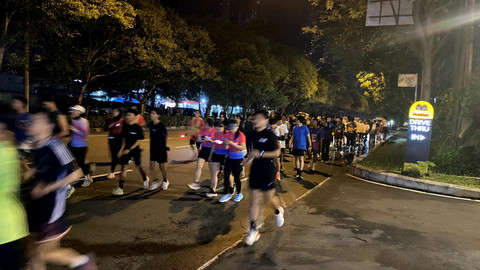 Ratusan pelari dari berbagai komunitas mengikuti night run sejauh 5 km di GraPARI Telkomsel Pontianak pada Kamis, 15 Mei 2025. Foto: Alycia Tracy Nabila/Hi!Pontianak