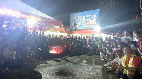 Seluruh peserta berfoto bersama sebelum lari. Foto: Alycia Tracy Nabila/Hi!Pontianak