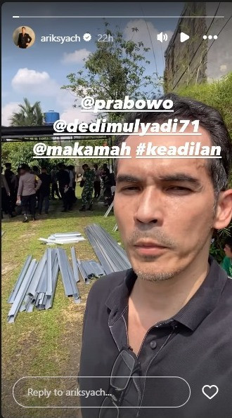 Atalarik Syach tak terima rumahnya dibongkar aparat. Foto: Instagram @ariksyach