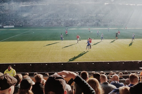 Ilustrasi Persita vs Persib Bandung tayang di TV mana. Foto: Unsplash/Mika Wegelius