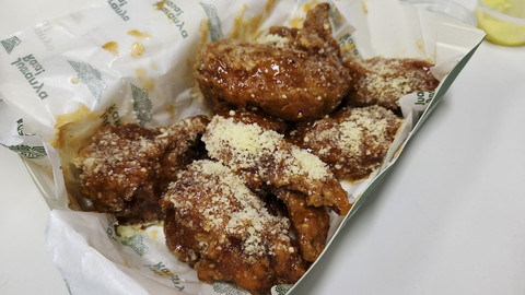 Menu ayam goreng Wingstop rasa swicy parmesan. Foto: Azalia Amadea/kumparan
